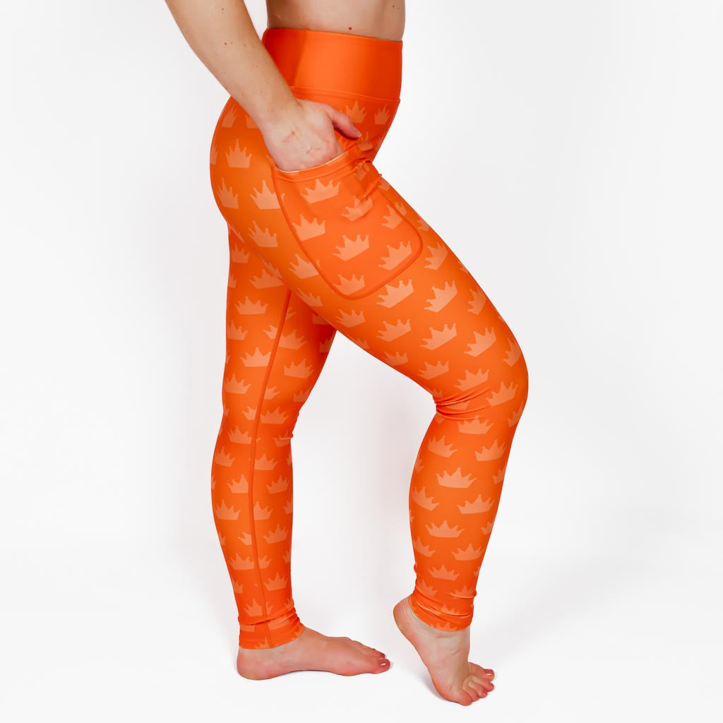 Kvinde i højtaljede mønstrede leggings. Tights har lommer på begge sider. Meget elastiske og squat proof.