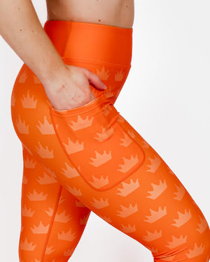 Kvinde i højtaljede mønstrede leggings. Tights har lommer på begge sider. Meget elastiske og squat proof.