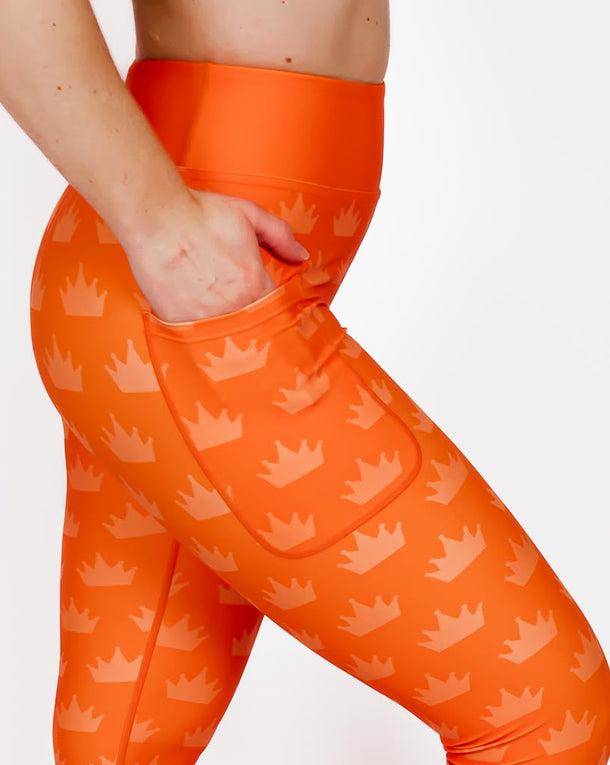 Kvinde i højtaljede mønstrede leggings. Tights har lommer på begge sider. Meget elastiske og squat proof.