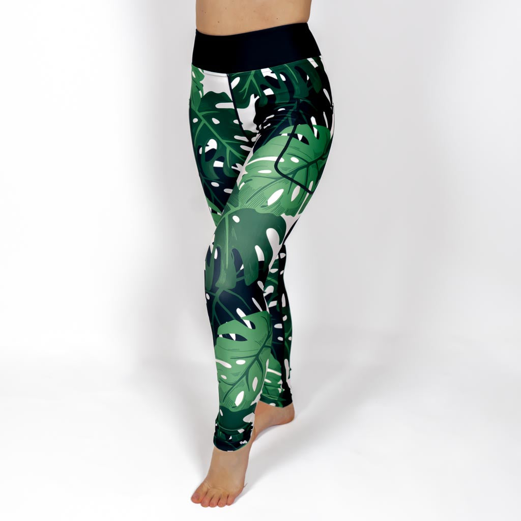 Kvinde i højtaljede mønstrede leggings. Tights har lommer på begge sider. Meget elastiske og squat proof.