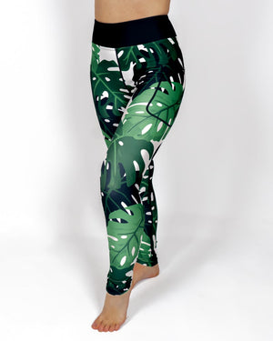Kvinde i højtaljede mønstrede leggings. Tights har lommer på begge sider. Meget elastiske og squat proof.