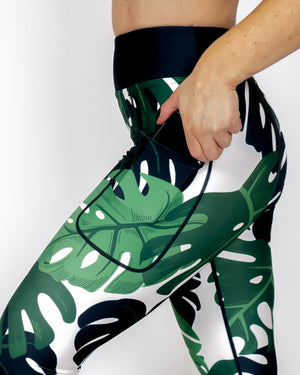 Kvinde i højtaljede mønstrede leggings. Tights har lommer på begge sider. Meget elastiske og squat proof.