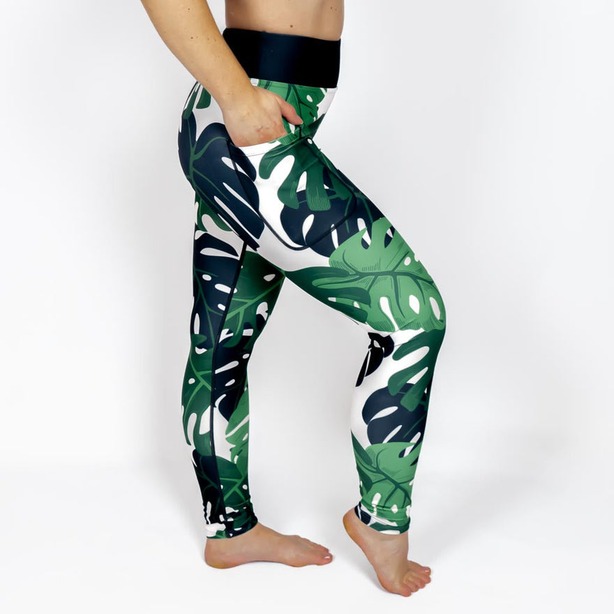 Kvinde i højtaljede mønstrede leggings. Tights har lommer på begge sider. Meget elastiske og squat proof.