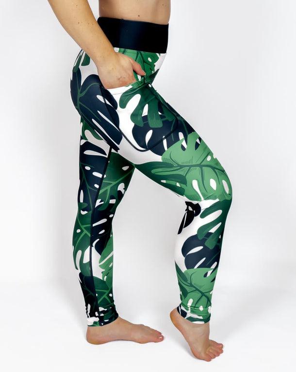 Kvinde i højtaljede mønstrede leggings. Tights har lommer på begge sider. Meget elastiske og squat proof.