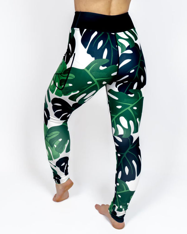 Kvinde i højtaljede mønstrede leggings. Tights har lommer på begge sider. Meget elastiske og squat proof.