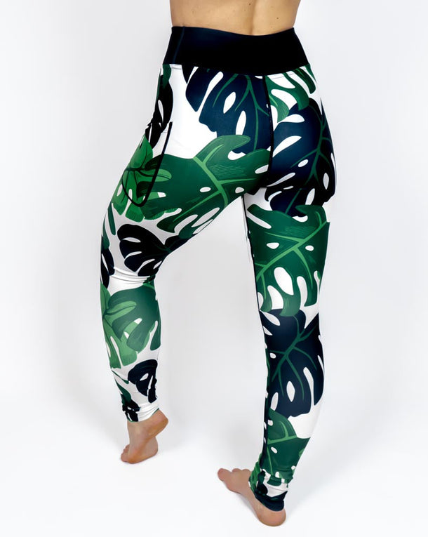 Kvinde i højtaljede mønstrede leggings. Tights har lommer på begge sider. Meget elastiske og squat proof.