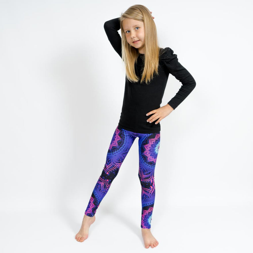 Barn i højtaljede mønstrede leggings. Meget elastiske og perfekt til leg og hverdag. Ikke gennemsigtige.