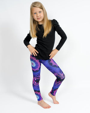 Barn i højtaljede mønstrede leggings. Meget elastiske og perfekt til leg og hverdag. Ikke gennemsigtige.