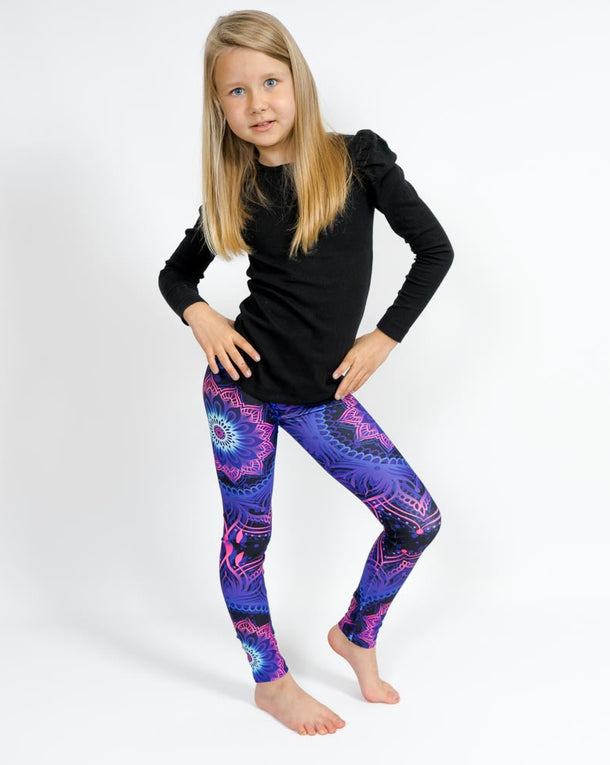 Barn i højtaljede mønstrede leggings. Meget elastiske og perfekt til leg og hverdag. Ikke gennemsigtige.
