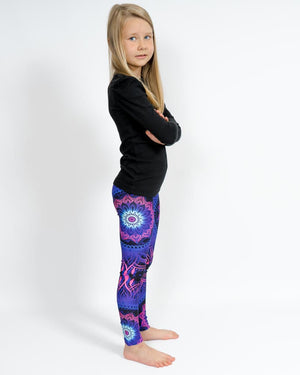 Barn i højtaljede mønstrede leggings. Meget elastiske og perfekt til leg og hverdag. Ikke gennemsigtige.