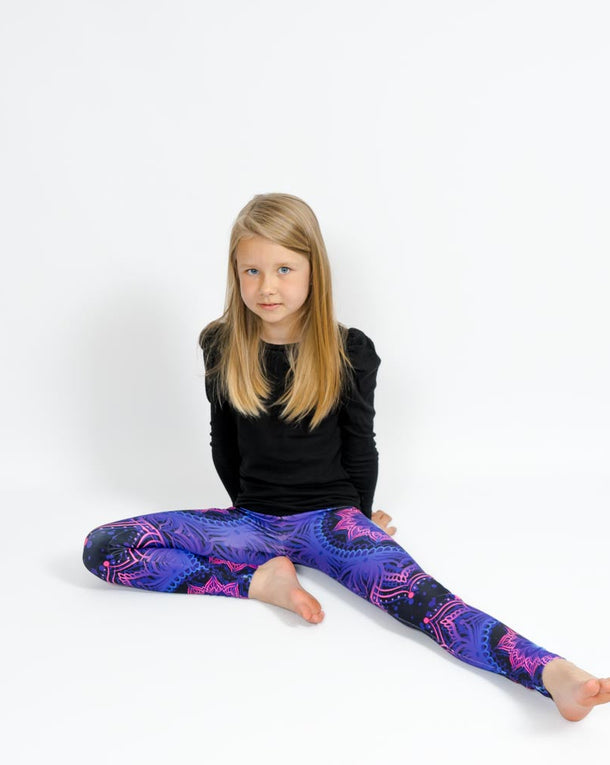 Barn i højtaljede mønstrede leggings. Meget elastiske og perfekt til leg og hverdag. Ikke gennemsigtige.