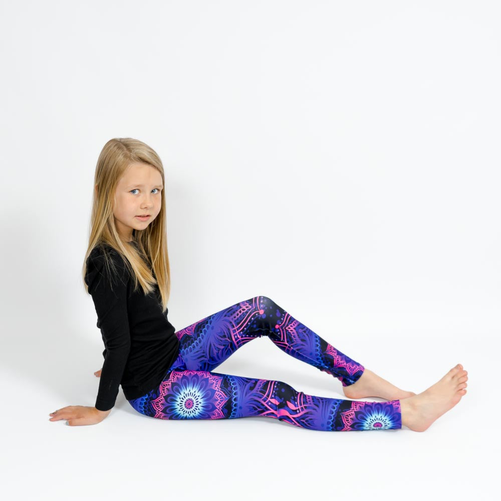 Barn i højtaljede mønstrede leggings. Meget elastiske og perfekt til leg og hverdag. Ikke gennemsigtige.