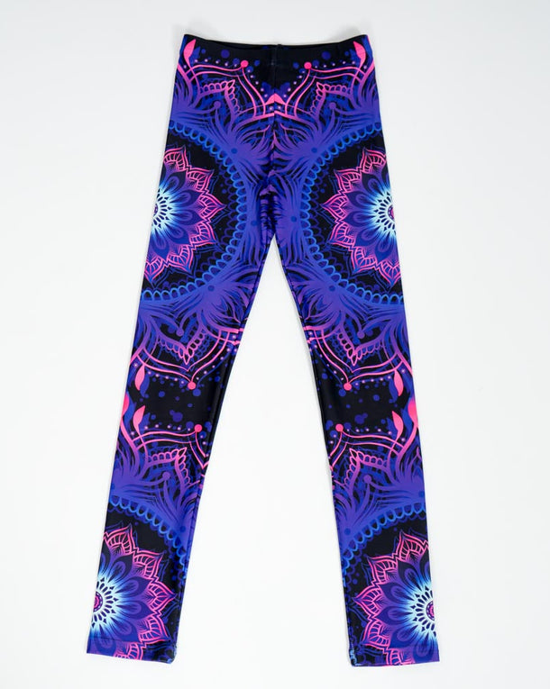 Barn i højtaljede mønstrede leggings. Meget elastiske og perfekt til leg og hverdag. Ikke gennemsigtige.