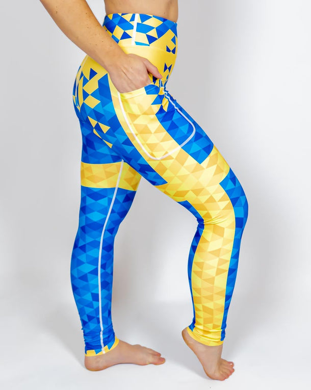 Kvinde i højtaljede mønstrede leggings. Tights har lommer på begge sider. Meget elastiske og squat proof.