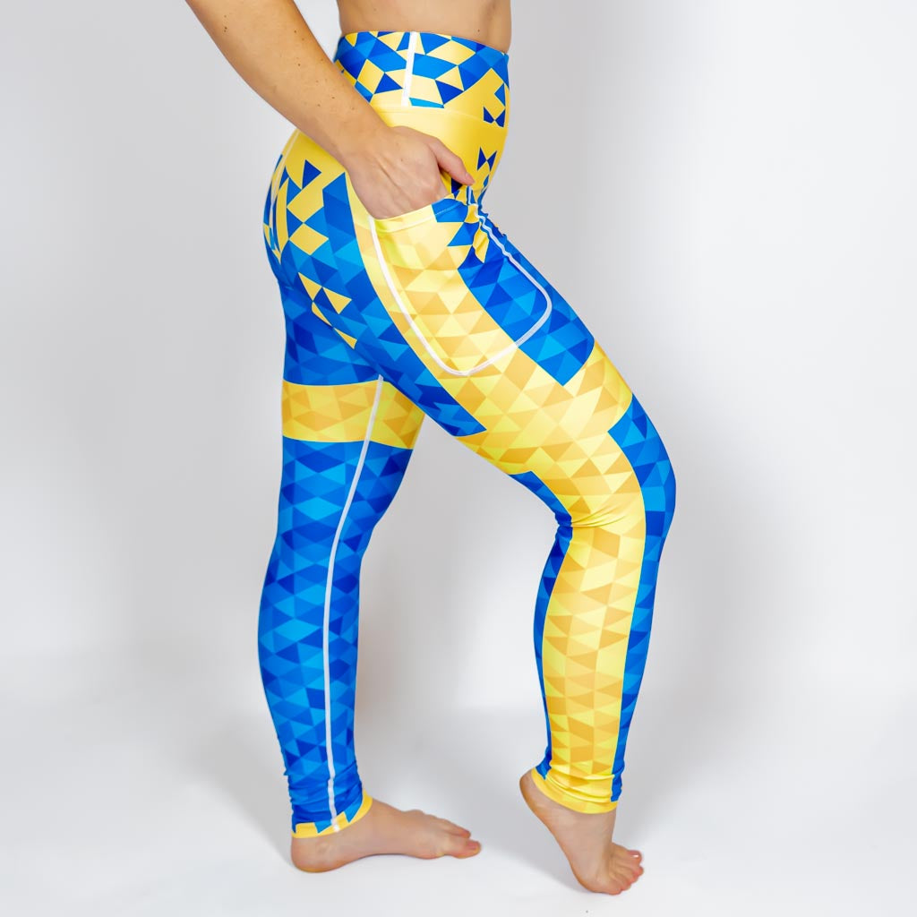 Kvinde i højtaljede mønstrede leggings. Tights har lommer på begge sider. Meget elastiske og squat proof.