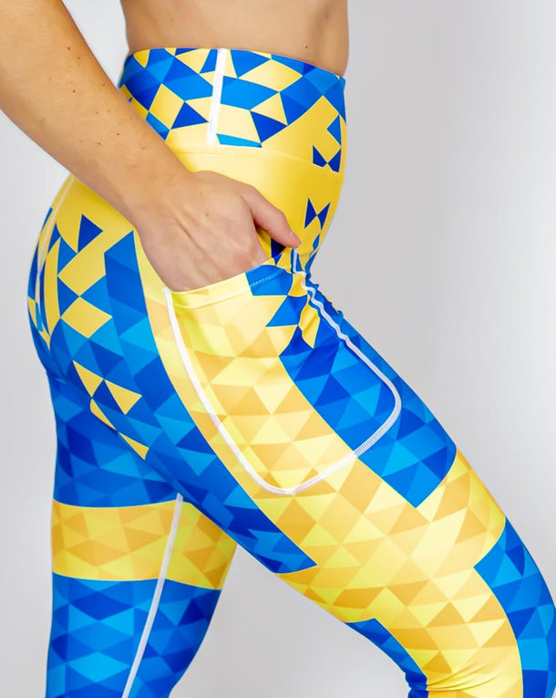 Kvinde i højtaljede mønstrede leggings. Tights har lommer på begge sider. Meget elastiske og squat proof.