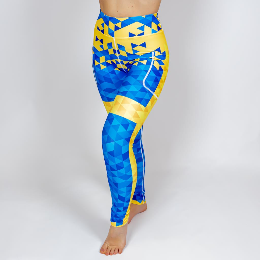 Kvinde i højtaljede mønstrede leggings. Tights har lommer på begge sider. Meget elastiske og squat proof.