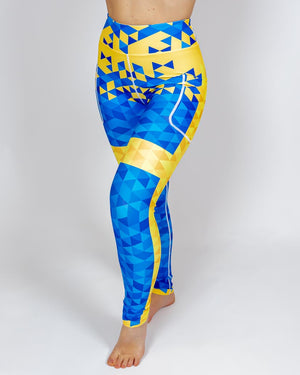 Kvinde i højtaljede mønstrede leggings. Tights har lommer på begge sider. Meget elastiske og squat proof.