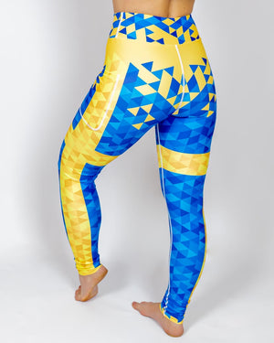 Kvinde i højtaljede mønstrede leggings. Tights har lommer på begge sider. Meget elastiske og squat proof.