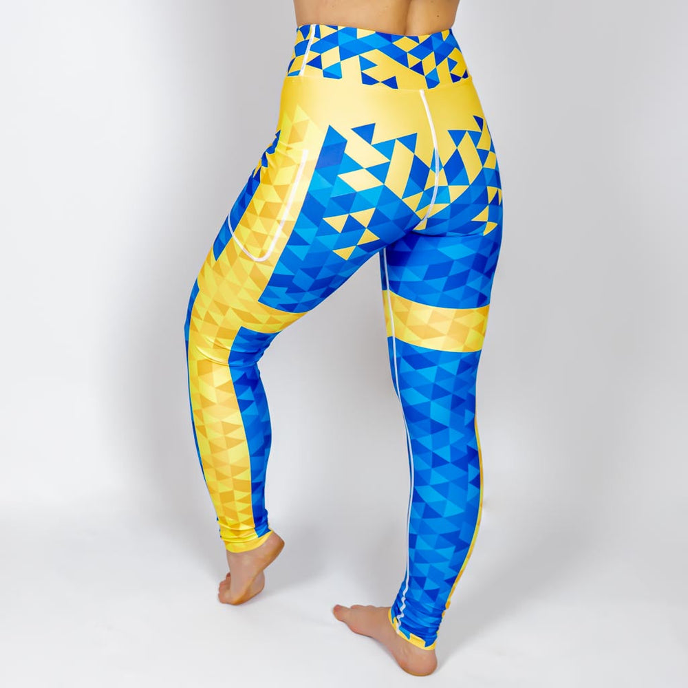 Kvinde i højtaljede mønstrede leggings. Tights har lommer på begge sider. Meget elastiske og squat proof.