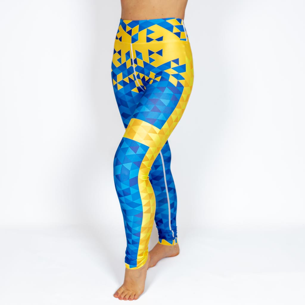Kvinde i højtaljede mønstrede leggings. Meget elastiske og squat proof.