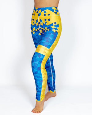 Kvinde i højtaljede mønstrede leggings. Meget elastiske og squat proof.