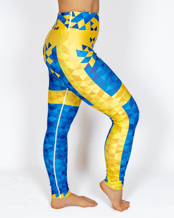 Kvinde i højtaljede mønstrede leggings. Meget elastiske og squat proof.