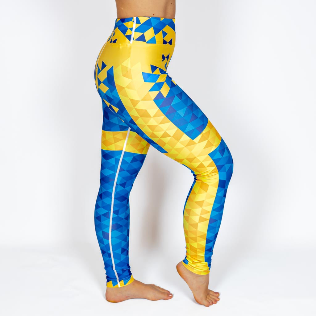 Kvinde i højtaljede mønstrede leggings. Meget elastiske og squat proof.