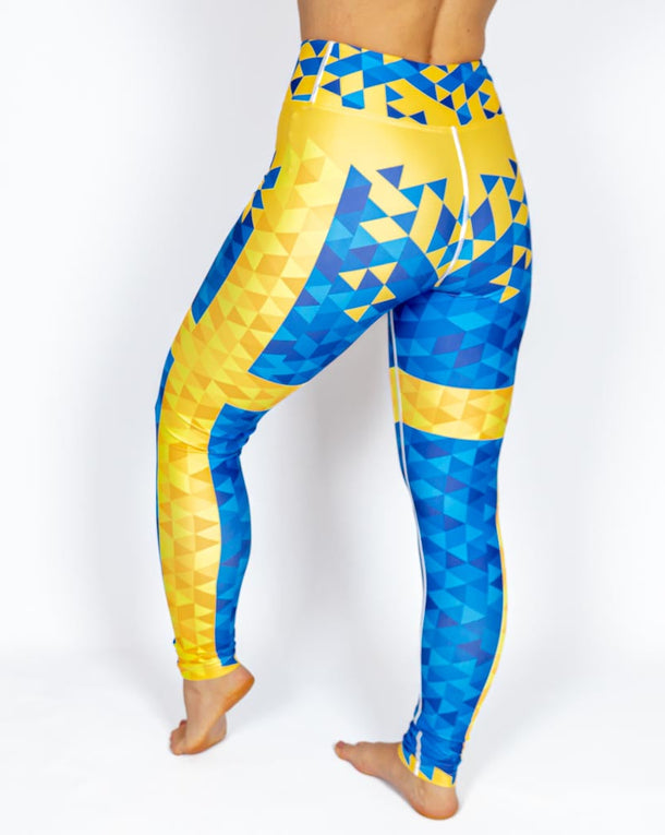 Kvinde i højtaljede mønstrede leggings. Meget elastiske og squat proof.