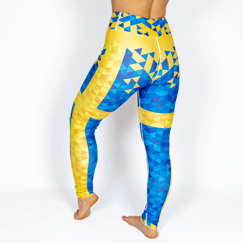 Kvinde i højtaljede mønstrede leggings. Meget elastiske og squat proof.