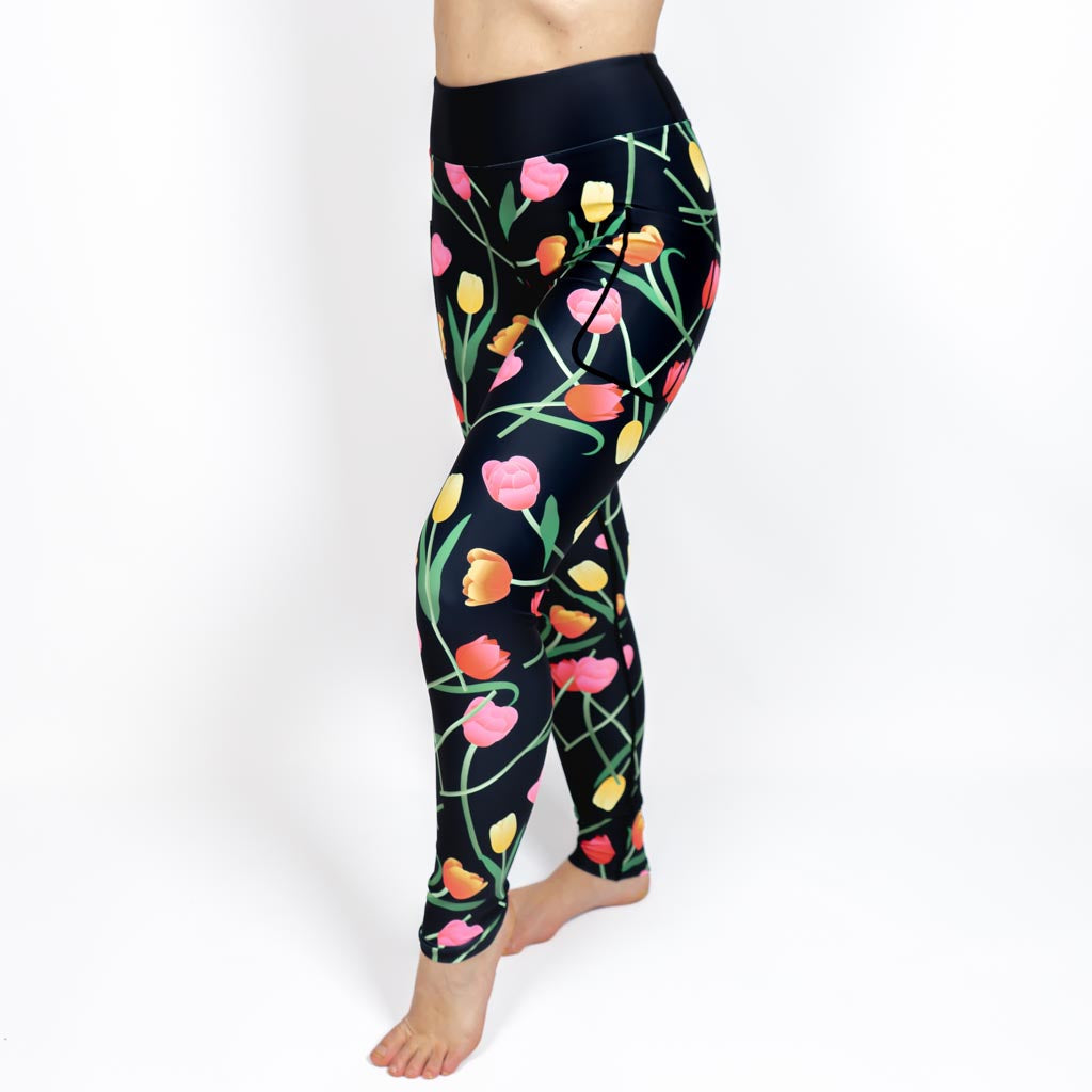 Kvinde i højtaljede mønstrede leggings. Tights har lommer på begge sider. Meget elastiske og squat proof.