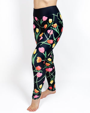 Kvinde i højtaljede mønstrede leggings. Tights har lommer på begge sider. Meget elastiske og squat proof.
