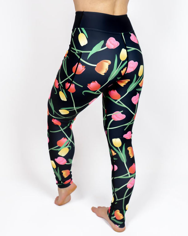 Kvinde i højtaljede mønstrede leggings. Tights har lommer på begge sider. Meget elastiske og squat proof.