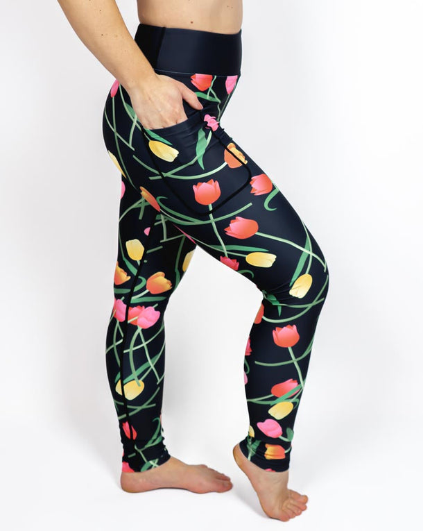 Kvinde i højtaljede mønstrede leggings. Tights har lommer på begge sider. Meget elastiske og squat proof.
