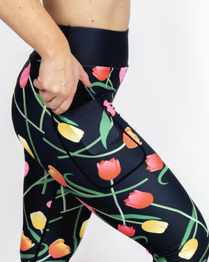 Kvinde i højtaljede mønstrede leggings. Tights har lommer på begge sider. Meget elastiske og squat proof.