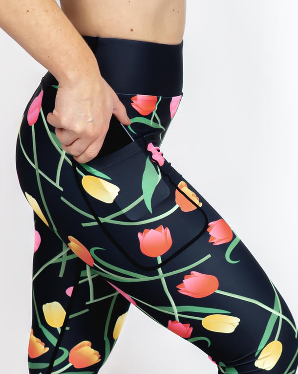 Kvinde i højtaljede mønstrede leggings. Tights har lommer på begge sider. Meget elastiske og squat proof.