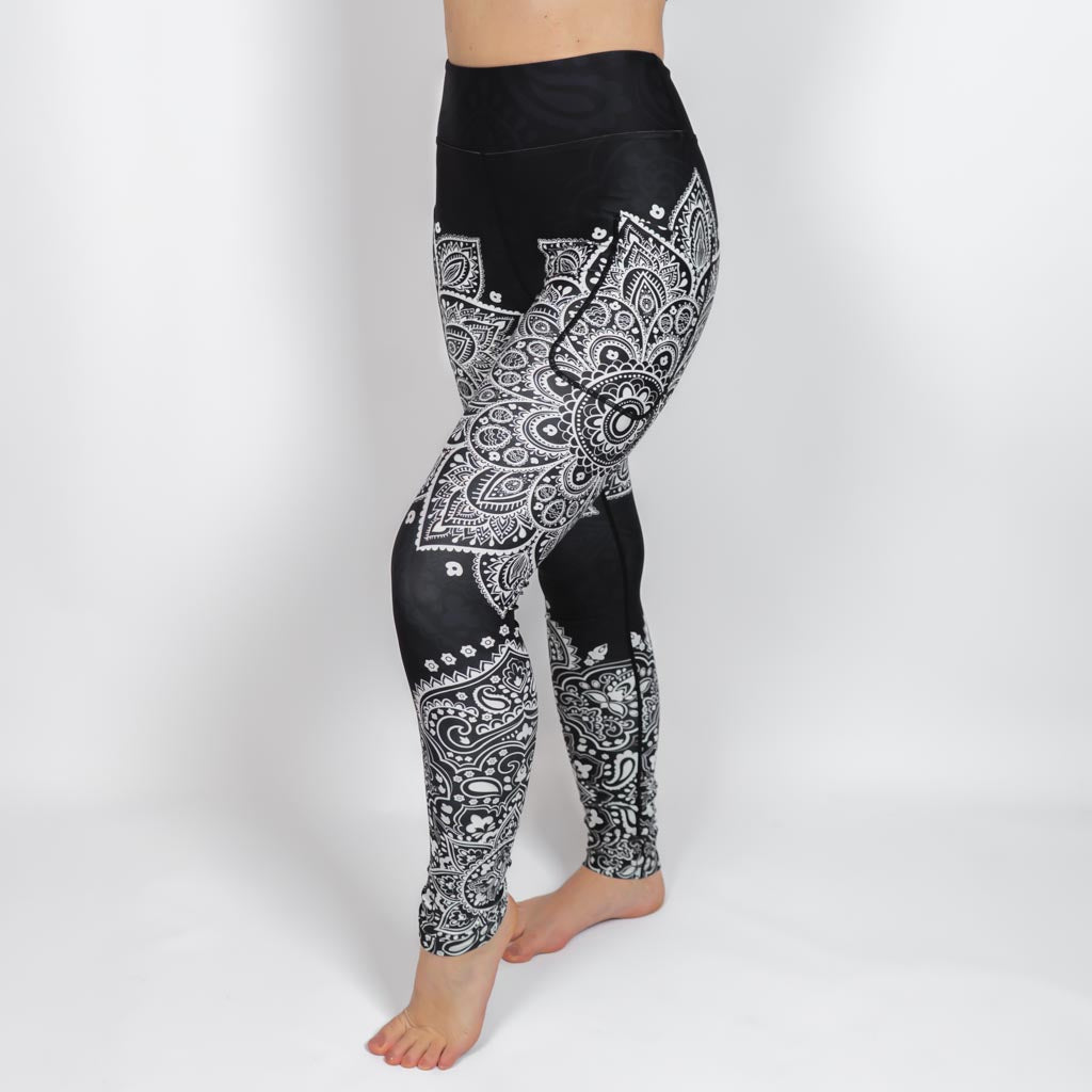 Kvinde i højtaljede mønstrede leggings. Tights har lommer på begge sider. Meget elastiske og squat proof.