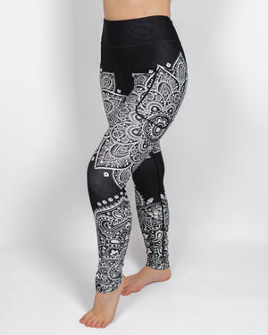 Kvinde i højtaljede mønstrede leggings. Tights har lommer på begge sider. Meget elastiske og squat proof.