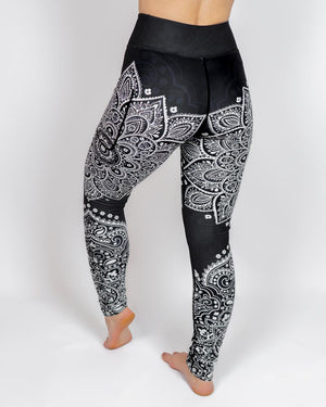 Kvinde i højtaljede mønstrede leggings. Tights har lommer på begge sider. Meget elastiske og squat proof.