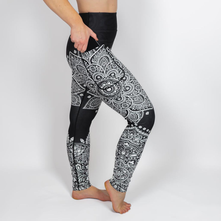 Kvinde i højtaljede mønstrede leggings. Tights har lommer på begge sider. Meget elastiske og squat proof.