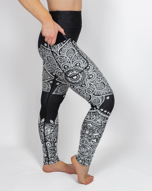 Kvinde i højtaljede mønstrede leggings. Tights har lommer på begge sider. Meget elastiske og squat proof.