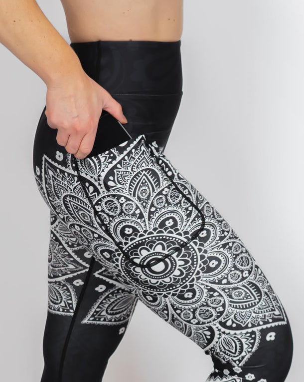 Kvinde i højtaljede mønstrede leggings. Tights har lommer på begge sider. Meget elastiske og squat proof.